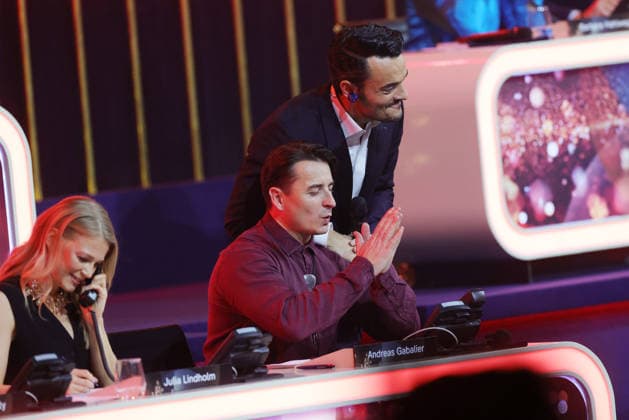 Die große Weihnachtsshow 2025 Moderator Giovanni Zarrella mit Andreas Gabalier (österreichischer Sänger der volkstümlichen Musik), der am Spendentelefon sitzt. Die große Weihnachtsshow präsentiert von Giovanni Zarrella. ZDF-Live Sendung vom 04.12.2025 in der Baden-Arena Offenburg. Offenburg, Baden-Württemberg, Deutschland.