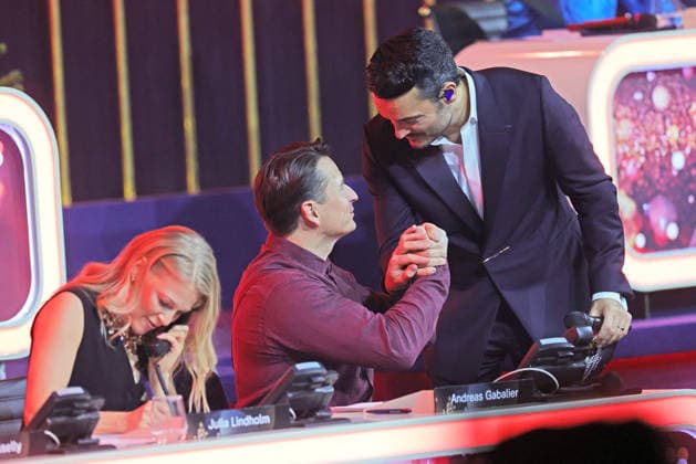 Die große Weihnachtsshow 2025 Moderator Giovanni Zarrella mit Andreas Gabalier (österreichischer Sänger der volkstümlichen Musik), der am Spendentelefon sitzt. Die große Weihnachtsshow präsentiert von Giovanni Zarrella. ZDF-Live Sendung vom 04.12.2025 in der Baden-Arena Offenburg. Offenburg, Baden-Württemberg, Deutschland.