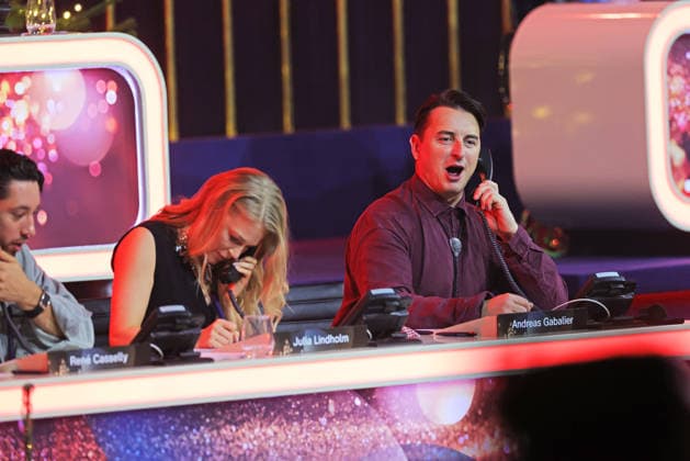 Die große Weihnachtsshow 2025 Andreas Gabalier (österreichischer Sänger der volkstümlichen Musik), der am Spendentelefon sitzt. Die große Weihnachtsshow präsentiert von Giovanni Zarrella. ZDF-Live Sendung vom 04.12.2025 in der Baden-Arena Offenburg. Offenburg, Baden-Württemberg, Deutschland.
