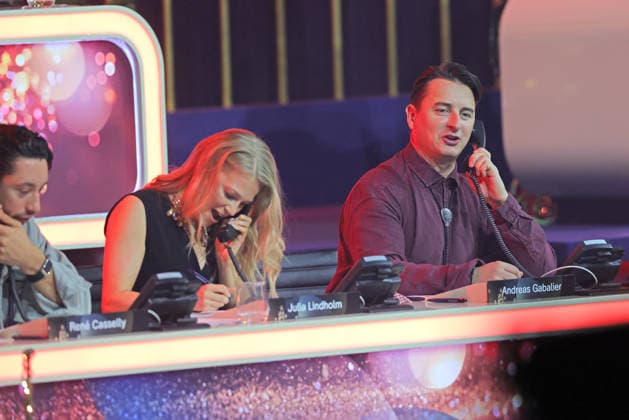 Die große Weihnachtsshow 2025 Andreas Gabalier (österreichischer Sänger der volkstümlichen Musik), der am Spendentelefon sitzt. Die große Weihnachtsshow präsentiert von Giovanni Zarrella. ZDF-Live Sendung vom 04.12.2025 in der Baden-Arena Offenburg. Offenburg, Baden-Württemberg, Deutschland.
