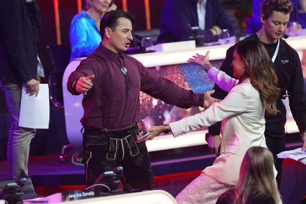 Die große Weihnachtsshow 2025 Andreas Gabalier (österreichischer Sänger der volkstümlichen Musik) begrüsst Jana Ina Zarrella. Die große Weihnachtsshow präsentiert von Giovanni Zarrella. ZDF-Live Sendung vom 04.12.2025 in der Baden-Arena Offenburg. Offenburg, Baden-Württemberg, Deutschland.