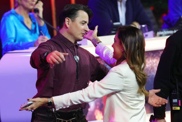 Die große Weihnachtsshow 2025 Andreas Gabalier (österreichischer Sänger der volkstümlichen Musik) begrüsst Jana Ina Zarrella. Die große Weihnachtsshow präsentiert von Giovanni Zarrella. ZDF-Live Sendung vom 04.12.2025 in der Baden-Arena Offenburg. Offenburg, Baden-Württemberg, Deutschland.