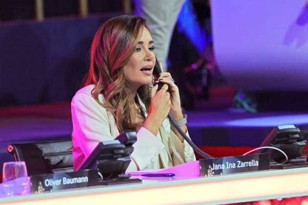 Die große Weihnachtsshow 2025 Jana Ina Zarrella am Spendentelefon. Die große Weihnachtsshow präsentiert von Giovanni Zarrella. ZDF-Live Sendung vom 04.12.2025 in der Baden-Arena Offenburg. Offenburg, Baden-Württemberg, Deutschland.