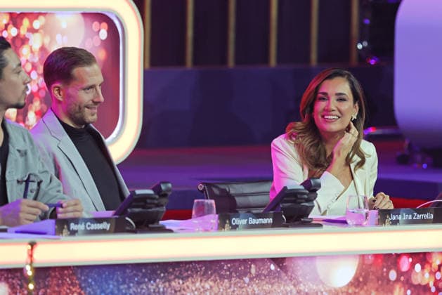 Die große Weihnachtsshow 2025 Jana Ina Zarrella am Spendentelefon. Die große Weihnachtsshow präsentiert von Giovanni Zarrella. ZDF-Live Sendung vom 04.12.2025 in der Baden-Arena Offenburg. Offenburg, Baden-Württemberg, Deutschland.