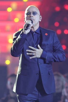 Die große Weihnachtsshow 2025 Eros Ramazzotti (italienischer Popsänger, Songwriter und Musikproduzent). Die große Weihnachtsshow präsentiert von Giovanni Zarrella. ZDF-Live Sendung vom 04.12.2025 in der Baden-Arena Offenburg. Offenburg, Baden-Württemberg, Deutschland.