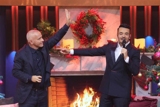 Die große Weihnachtsshow 2025 Moderator Giovanni Zarrella mit Eros Ramazzotti (italienischer Popsänger, Songwriter und Musikproduzent). Die große Weihnachtsshow präsentiert von Giovanni Zarrella. ZDF-Live Sendung vom 04.12.2025 in der Baden-Arena Offenburg. Offenburg, Baden-Württemberg, Deutschland.
