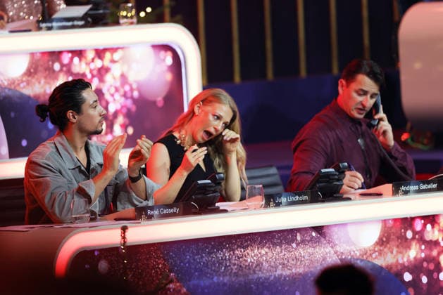 Die große Weihnachtsshow 2025 Rene Casselly am Spendentelefon (deutscher Zirkus-Artist, Ninja Warrior Germany). Die große Weihnachtsshow präsentiert von Giovanni Zarrella. ZDF-Live Sendung vom 04.12.2025 in der Baden-Arena Offenburg. Offenburg, Baden-Württemberg, Deutschland.