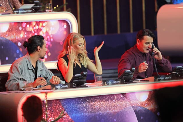 Die große Weihnachtsshow 2025 Rene Casselly, Julia Lindholm und Andreas Gabalier am Spendentelefon. Die große Weihnachtsshow präsentiert von Giovanni Zarrella. ZDF-Live Sendung vom 04.12.2025 in der Baden-Arena Offenburg. Offenburg, Baden-Württemberg, Deutschland.