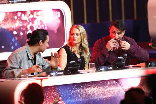 Die große Weihnachtsshow 2025 Rene Casselly, Julia Lindholm und Andreas Gabalier am Spendentelefon. Die große Weihnachtsshow präsentiert von Giovanni Zarrella. ZDF-Live Sendung vom 04.12.2025 in der Baden-Arena Offenburg. Offenburg, Baden-Württemberg, Deutschland.