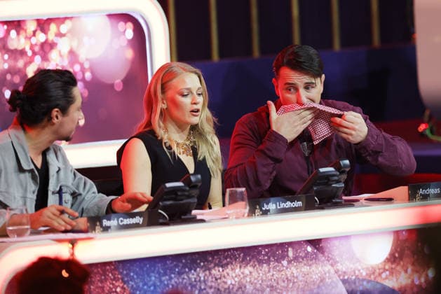Die große Weihnachtsshow 2025 Andreas Gabalier (österreichischer Sänger der volkstümlichen Musik) mit Julia Lindholm am Spendentelefon. Die große Weihnachtsshow präsentiert von Giovanni Zarrella. ZDF-Live Sendung vom 04.12.2025 in der Baden-Arena Offenburg. Offenburg, Baden-Württemberg, Deutschland.
