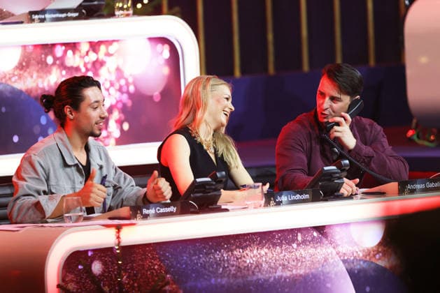 Die große Weihnachtsshow 2025 Rene Casselly, Julia Lindholm und Andreas Gabalier am Spendentelefon. Die große Weihnachtsshow präsentiert von Giovanni Zarrella. ZDF-Live Sendung vom 04.12.2025 in der Baden-Arena Offenburg. Offenburg, Baden-Württemberg, Deutschland.