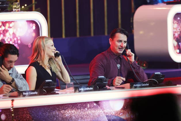 Die große Weihnachtsshow 2025 Andreas Gabalier (österreichischer Sänger der volkstümlichen Musik) am Spendentelefon. Die große Weihnachtsshow präsentiert von Giovanni Zarrella. ZDF-Live Sendung vom 04.12.2025 in der Baden-Arena Offenburg. Offenburg, Baden-Württemberg, Deutschland.