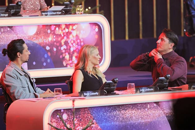 Die große Weihnachtsshow 2025 Andreas Gabalier (österreichischer Sänger der volkstümlichen Musik) mit Julia Lindholm am Spendentelefon. Die große Weihnachtsshow präsentiert von Giovanni Zarrella. ZDF-Live Sendung vom 04.12.2025 in der Baden-Arena Offenburg. Offenburg, Baden-Württemberg, Deutschland.