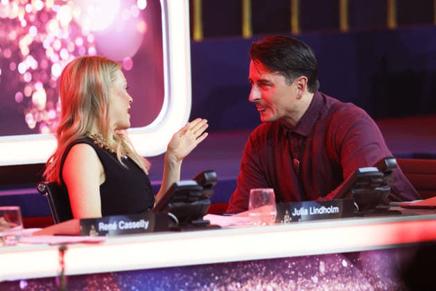 Die große Weihnachtsshow 2025 Andreas Gabalier (österreichischer Sänger der volkstümlichen Musik) mit Julia Lindholm am Spendentelefon. Die große Weihnachtsshow präsentiert von Giovanni Zarrella. ZDF-Live Sendung vom 04.12.2025 in der Baden-Arena Offenburg. Offenburg, Baden-Württemberg, Deutschland.
