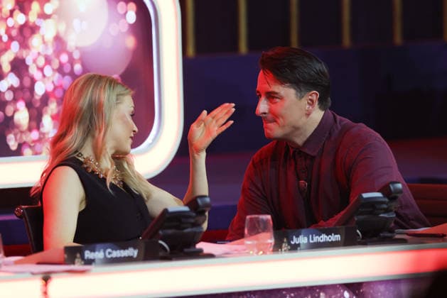 Die große Weihnachtsshow 2025 Andreas Gabalier (österreichischer Sänger der volkstümlichen Musik) mit Julia Lindholm am Spendentelefon. Die große Weihnachtsshow präsentiert von Giovanni Zarrella. ZDF-Live Sendung vom 04.12.2025 in der Baden-Arena Offenburg. Offenburg, Baden-Württemberg, Deutschland.