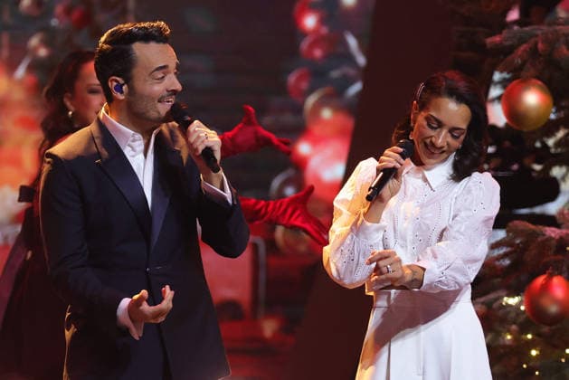 Die große Weihnachtsshow 2025 Moderator Giovanni Zarrella mit den No Angels. Die große Weihnachtsshow präsentiert von Giovanni Zarrella. ZDF-Live Sendung vom 04.12.2025 in der Baden-Arena Offenburg. Offenburg, Baden-Württemberg, Deutschland.
