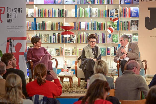 Lesung der polnischen Literaturnobelpreisträgerin Olga Tokarczuk im Rahmen der Kulturinitiative Literaturschiff, in der alten Kurdirektion in Bad ISchl, fotografiert am 5.12.2025, im alte Kurdirektion in Bad Ischl. Das Bild zeigt die Moderatorin der Veranstaltung,Isabelle Vonlanthen, die polnische Buchautorin und Literaturnobelpreisträgerin Olga Tokarczuk, während ihrer Lesung, vor Publikum 2025 - Lesung der polnischen Literaturnobelpreisträgerin Olga Tokarczuk im Rahmen der Kulturinitiative Literaturschiff, in der alten Kurdirektion in Bad ISchl, am 5.12.2025