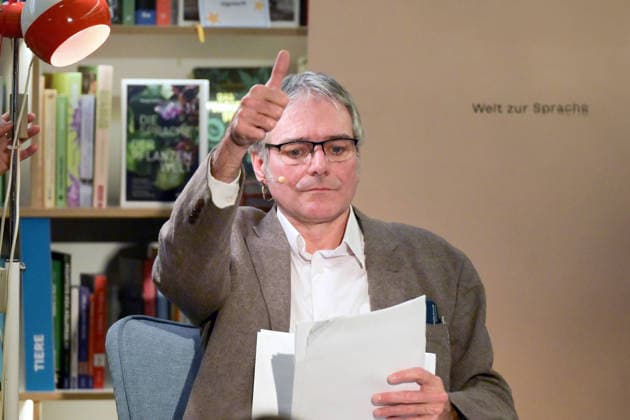 Lesung der polnischen Literaturnobelpreisträgerin Olga Tokarczuk im Rahmen der Kulturinitiative Literaturschiff, in der alten Kurdirektion in Bad ISchl, fotografiert am 5.12.2025, im alte Kurdirektion in Bad Ischl. Das Bild zeigt den Übersetzer Lothar Quinkenstein 2025 - Lesung der polnischen Literaturnobelpreisträgerin Olga Tokarczuk im Rahmen der Kulturinitiative Literaturschiff, in der alten Kurdirektion in Bad ISchl, am 5.12.2025