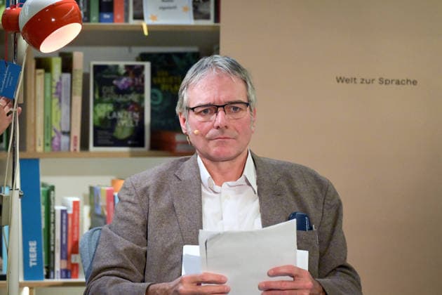 Lesung der polnischen Literaturnobelpreisträgerin Olga Tokarczuk im Rahmen der Kulturinitiative Literaturschiff, in der alten Kurdirektion in Bad ISchl, fotografiert am 5.12.2025, im alte Kurdirektion in Bad Ischl. Das Bild zeigt den Übersetzer Lothar Quinkenstein 2025 - Lesung der polnischen Literaturnobelpreisträgerin Olga Tokarczuk im Rahmen der Kulturinitiative Literaturschiff, in der alten Kurdirektion in Bad ISchl, am 5.12.2025