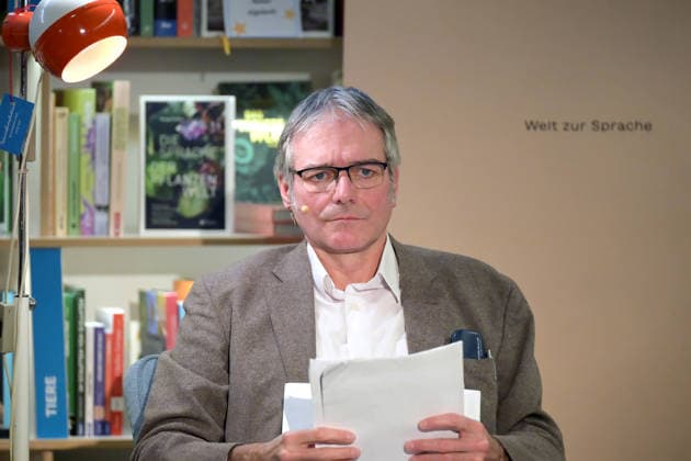 Lesung der polnischen Literaturnobelpreisträgerin Olga Tokarczuk im Rahmen der Kulturinitiative Literaturschiff, in der alten Kurdirektion in Bad ISchl, fotografiert am 5.12.2025, im alte Kurdirektion in Bad Ischl. Das Bild zeigt den Übersetzer Lothar Quinkenstein 2025 - Lesung der polnischen Literaturnobelpreisträgerin Olga Tokarczuk im Rahmen der Kulturinitiative Literaturschiff, in der alten Kurdirektion in Bad ISchl, am 5.12.2025