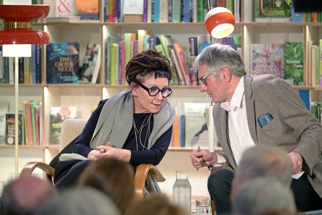 Lesung der polnischen Literaturnobelpreisträgerin Olga Tokarczuk im Rahmen der Kulturinitiative Literaturschiff, in der alten Kurdirektion in Bad ISchl, fotografiert am 5.12.2025, im alte Kurdirektion in Bad Ischl. Das Bild zeigt die polnische Buchautorin und Literaturnobelpreisträgerin Olga Tokarczuk, mit dem Übersetzer Übersetzer Lothar Quinkenstei, während ihrer Lesung. 2025 - Lesung der polnischen Literaturnobelpreisträgerin Olga Tokarczuk im Rahmen der Kulturinitiative Literaturschiff, in der alten Kurdirektion in Bad ISchl, am 5.12.2025
