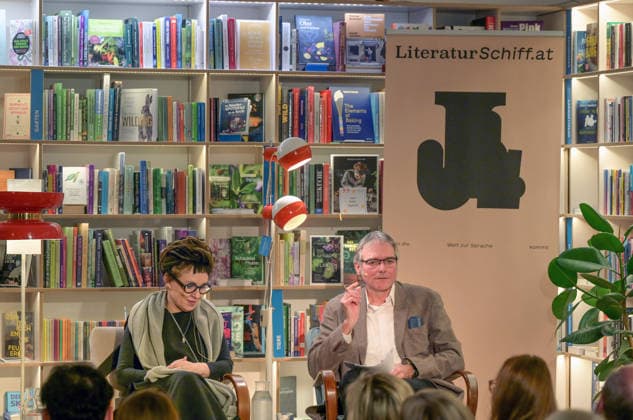 Lesung der polnischen Literaturnobelpreisträgerin Olga Tokarczuk im Rahmen der Kulturinitiative Literaturschiff, in der alten Kurdirektion in Bad ISchl, fotografiert am 5.12.2025, im alte Kurdirektion in Bad Ischl. Das Bild zeigt die polnische Buchautorin und Literaturnobelpreisträgerin Olga Tokarczuk, mit dem Übersetzer Übersetzer Lothar Quinkenstei, während ihrer Lesung. 2025 - Lesung der polnischen Literaturnobelpreisträgerin Olga Tokarczuk im Rahmen der Kulturinitiative Literaturschiff, in der alten Kurdirektion in Bad ISchl, am 5.12.2025
