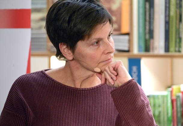 Lesung der polnischen Literaturnobelpreisträgerin Olga Tokarczuk im Rahmen der Kulturinitiative Literaturschiff, in der alten Kurdirektion in Bad ISchl, fotografiert am 5.12.2025, im alte Kurdirektion in Bad Ischl. Das Bild zeigt die Moderatorin Isabelle Vonlanthen 2025 - Lesung der polnischen Literaturnobelpreisträgerin Olga Tokarczuk im Rahmen der Kulturinitiative Literaturschiff, in der alten Kurdirektion in Bad ISchl, am 5.12.2025