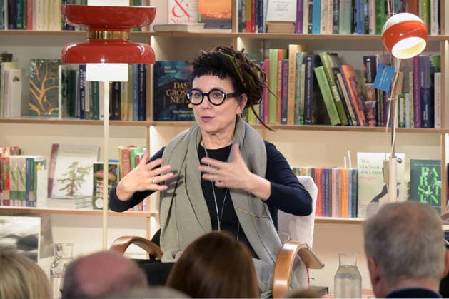 Lesung der polnischen Literaturnobelpreisträgerin Olga Tokarczuk im Rahmen der Kulturinitiative Literaturschiff, in der alten Kurdirektion in Bad ISchl, fotografiert am 5.12.2025, im alte Kurdirektion in Bad Ischl. Das Bild zeigt die polnische Buchautorin und Literaturnobelpreisträgerin Olga Tokarczuk, während ihrer Lesung. 2025 - Lesung der polnischen Literaturnobelpreisträgerin Olga Tokarczuk im Rahmen der Kulturinitiative Literaturschiff, in der alten Kurdirektion in Bad ISchl, am 5.12.2025
