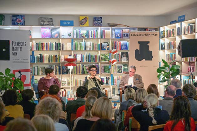 Lesung der polnischen Literaturnobelpreisträgerin Olga Tokarczuk im Rahmen der Kulturinitiative Literaturschiff, in der alten Kurdirektion in Bad ISchl, fotografiert am 5.12.2025, im alte Kurdirektion in Bad Ischl. Das Bild zeigt die Moderatorin der Veranstaltung,Isabelle Vonlanthen, die polnische Buchautorin und Literaturnobelpreisträgerin Olga Tokarczuk, während ihrer Lesung. 2025 - Lesung der polnischen Literaturnobelpreisträgerin Olga Tokarczuk im Rahmen der Kulturinitiative Literaturschiff, in der alten Kurdirektion in Bad ISchl, am 5.12.2025