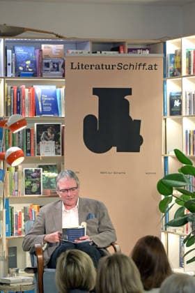 Lesung der polnischen Literaturnobelpreisträgerin Olga Tokarczuk im Rahmen der Kulturinitiative Literaturschiff, in der alten Kurdirektion in Bad ISchl, fotografiert am 5.12.2025, im alte Kurdirektion in Bad Ischl. Das Bild zeigt den Übersetzer Lothar Quinkenstein 2025 - Lesung der polnischen Literaturnobelpreisträgerin Olga Tokarczuk im Rahmen der Kulturinitiative Literaturschiff, in der alten Kurdirektion in Bad ISchl, am 5.12.2025