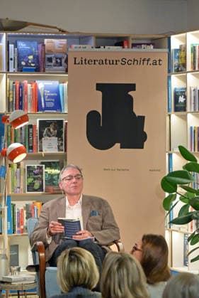 Lesung der polnischen Literaturnobelpreisträgerin Olga Tokarczuk im Rahmen der Kulturinitiative Literaturschiff, in der alten Kurdirektion in Bad ISchl, fotografiert am 5.12.2025, im alte Kurdirektion in Bad Ischl. Das Bild zeigt den Übersetzer Lothar Quinkenstein 2025 - Lesung der polnischen Literaturnobelpreisträgerin Olga Tokarczuk im Rahmen der Kulturinitiative Literaturschiff, in der alten Kurdirektion in Bad ISchl, am 5.12.2025