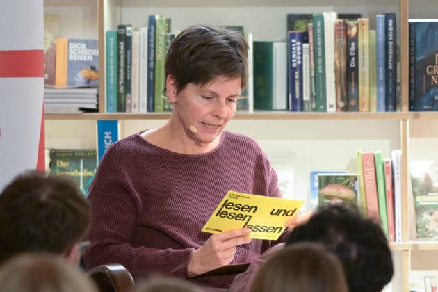 Lesung der polnischen Literaturnobelpreisträgerin Olga Tokarczuk im Rahmen der Kulturinitiative Literaturschiff, in der alten Kurdirektion in Bad ISchl, fotografiert am 5.12.2025, im alte Kurdirektion in Bad Ischl. Das Bild zeigt die Moderatorin Isabelle Vonlanthen 2025 - Lesung der polnischen Literaturnobelpreisträgerin Olga Tokarczuk im Rahmen der Kulturinitiative Literaturschiff, in der alten Kurdirektion in Bad ISchl, am 5.12.2025