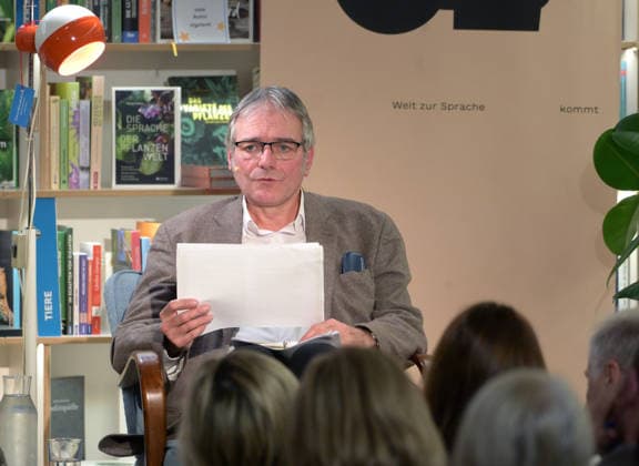 Lesung der polnischen Literaturnobelpreisträgerin Olga Tokarczuk im Rahmen der Kulturinitiative Literaturschiff, in der alten Kurdirektion in Bad ISchl, fotografiert am 5.12.2025, im alte Kurdirektion in Bad Ischl. Das Bild zeigt den Übersetzer Lothar Quinkenstein 2025 - Lesung der polnischen Literaturnobelpreisträgerin Olga Tokarczuk im Rahmen der Kulturinitiative Literaturschiff, in der alten Kurdirektion in Bad ISchl, am 5.12.2025
