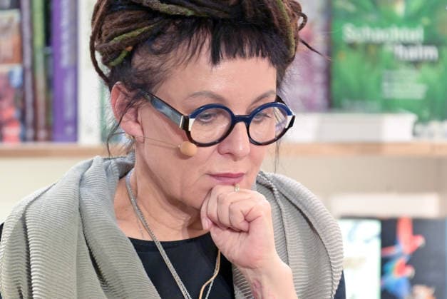 Lesung der polnischen Literaturnobelpreisträgerin Olga Tokarczuk im Rahmen der Kulturinitiative Literaturschiff, in der alten Kurdirektion in Bad ISchl, fotografiert am 5.12.2025, im alte Kurdirektion in Bad Ischl. Das Bild zeigt die polnische Buchautorin und Literaturnobelpreisträgerin Olga Tokarczuk, während ihrer Lesung. 2025 - Lesung der polnischen Literaturnobelpreisträgerin Olga Tokarczuk im Rahmen der Kulturinitiative Literaturschiff, in der alten Kurdirektion in Bad ISchl, am 5.12.2025