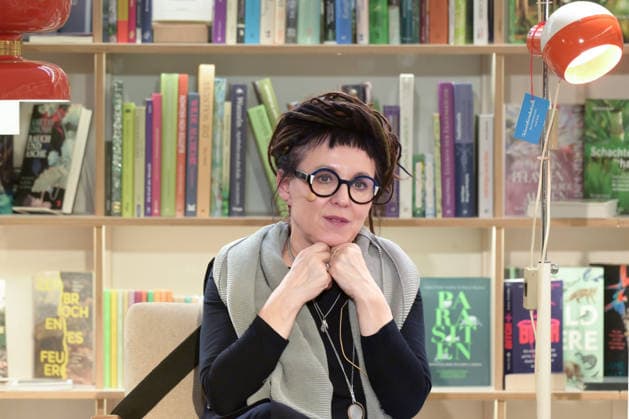 Lesung der polnischen Literaturnobelpreisträgerin Olga Tokarczuk im Rahmen der Kulturinitiative Literaturschiff, in der alten Kurdirektion in Bad ISchl, fotografiert am 5.12.2025, im alte Kurdirektion in Bad Ischl. Das Bild zeigt die polnische Buchautorin und Literaturnobelpreisträgerin Olga Tokarczuk, während ihrer Lesung. 2025 - Lesung der polnischen Literaturnobelpreisträgerin Olga Tokarczuk im Rahmen der Kulturinitiative Literaturschiff, in der alten Kurdirektion in Bad ISchl, am 5.12.2025