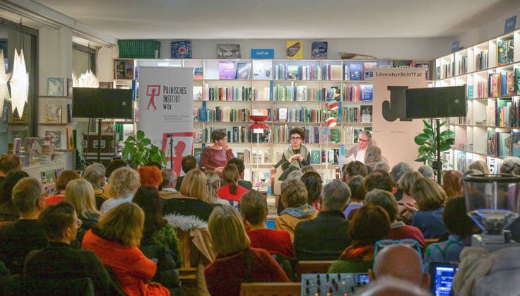 Lesung der polnischen Literaturnobelpreisträgerin Olga Tokarczuk im Rahmen der Kulturinitiative Literaturschiff, in der alten Kurdirektion in Bad ISchl, fotografiert am 5.12.2025, im alte Kurdirektion in Bad Ischl. Das Bild zeigt v.l.n.r.: die Moderatorin Isabelle Vonlanthen, die polnische Buchautorin und Literaturnobelpreisträgerin Olga Tokarczuk und den Übersetzer Lothar Quinkenstei, während ihrer Lesung.vor Publikum 2025 - Lesung der polnischen Literaturnobelpreisträgerin Olga Tokarczuk im Rahmen der Kulturinitiative Literaturschiff, in der alten Kurdirektion in Bad ISchl, am 5.12.2025