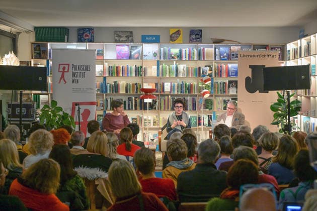 Lesung der polnischen Literaturnobelpreisträgerin Olga Tokarczuk im Rahmen der Kulturinitiative Literaturschiff, in der alten Kurdirektion in Bad ISchl, fotografiert am 5.12.2025, im alte Kurdirektion in Bad Ischl. Das Bild zeigt v.l.n.r.: die Moderatorin Isabelle Vonlanthen, die polnische Buchautorin und Literaturnobelpreisträgerin Olga Tokarczuk und den Übersetzer Lothar Quinkenstei, während ihrer Lesung.vor Publikum 2025 - Lesung der polnischen Literaturnobelpreisträgerin Olga Tokarczuk im Rahmen der Kulturinitiative Literaturschiff, in der alten Kurdirektion in Bad ISchl, am 5.12.2025