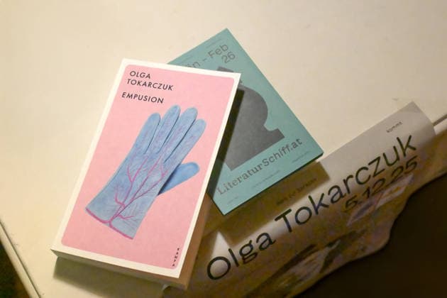 Lesung der polnischen Literaturnobelpreisträgerin Olga Tokarczuk im Rahmen der Kulturinitiative Literaturschiff, in der alten Kurdirektion in Bad ISchl, fotografiert am 5.12.2025, im alte Kurdirektion in Bad Ischl. Das Bild zeigt ein Stilleben mit Ankündigung und Plakat der Lesung sowie einem Programm der Fulturinitiative Literatuscheiff 2025 - Lesung der polnischen Literaturnobelpreisträgerin Olga Tokarczuk im Rahmen der Kulturinitiative Literaturschiff, in der alten Kurdirektion in Bad ISchl, am 5.12.2025