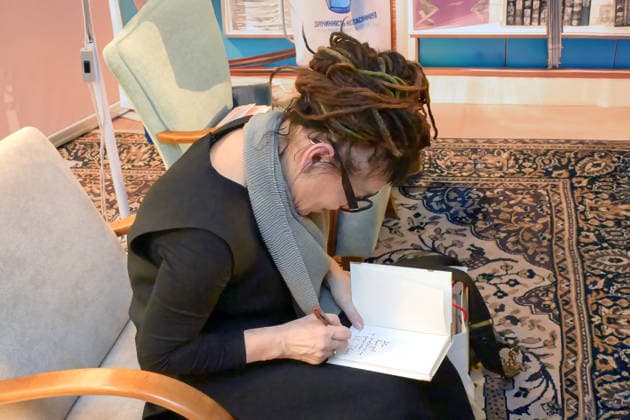 Lesung der polnischen Literaturnobelpreisträgerin Olga Tokarczuk im Rahmen der Kulturinitiative Literaturschiff, in der alten Kurdirektion in Bad ISchl, fotografiert am 5.12.2025, im alte Kurdirektion in Bad Ischl. Das Bild zeigt die polnische Buchautorin und Literaturnobelpreisträgerin Olga Tokarczuk, während isie Bücher signiert. 2025 - Lesung der polnischen Literaturnobelpreisträgerin Olga Tokarczuk im Rahmen der Kulturinitiative Literaturschiff, in der alten Kurdirektion in Bad ISchl, am 5.12.2025