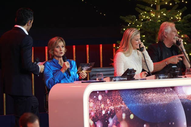 Die große Weihnachtsshow 2025 Barbara Hahlweg (deutsche Journalistin und Fernsehmoderatorin) am Spendentelefon. Die große Weihnachtsshow präsentiert von Giovanni Zarrella. ZDF-Live Sendung vom 04.12.2025 in der Baden-Arena Offenburg. Offenburg, Baden-Württemberg, Deutschland.