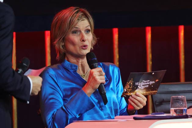 Die große Weihnachtsshow 2025 Barbara Hahlweg (deutsche Journalistin und Fernsehmoderatorin) am Spendentelefon. Die große Weihnachtsshow präsentiert von Giovanni Zarrella. ZDF-Live Sendung vom 04.12.2025 in der Baden-Arena Offenburg. Offenburg, Baden-Württemberg, Deutschland.