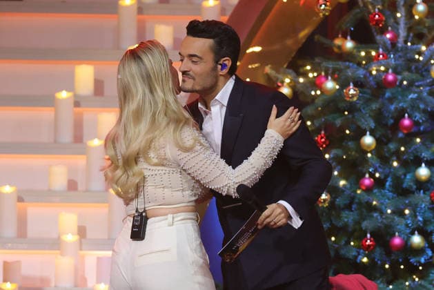 Die große Weihnachtsshow 2025 Moderator Giovanni Zarrella umarmt Beatrice Egli (Schweizer Schlagersängerin) zur Begrüssung. Die große Weihnachtsshow präsentiert von Giovanni Zarrella. ZDF-Live Sendung vom 04.12.2025 in der Baden-Arena Offenburg. Offenburg, Baden-Württemberg, Deutschland.
