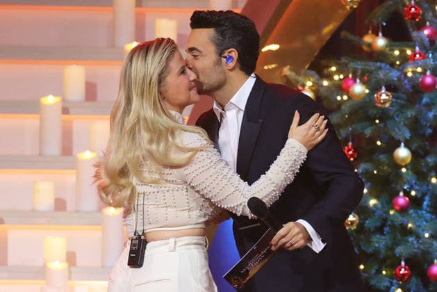 Die große Weihnachtsshow 2025 Moderator Giovanni Zarrella umarmt Beatrice Egli (Schweizer Schlagersängerin) zur Begrüssung. Die große Weihnachtsshow präsentiert von Giovanni Zarrella. ZDF-Live Sendung vom 04.12.2025 in der Baden-Arena Offenburg. Offenburg, Baden-Württemberg, Deutschland.