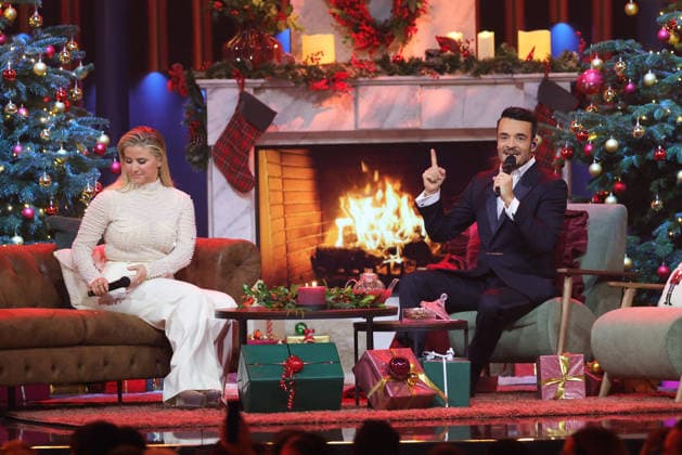 Die große Weihnachtsshow 2025 Moderator Giovanni Zarrella und Beatrice Egli in weihnachtlicher Stimmung vor dem Kaminfeuer auf der Couch sitzend. Die große Weihnachtsshow präsentiert von Giovanni Zarrella. ZDF-Live Sendung vom 04.12.2025 in der Baden-Arena Offenburg. Offenburg, Baden-Württemberg, Deutschland.