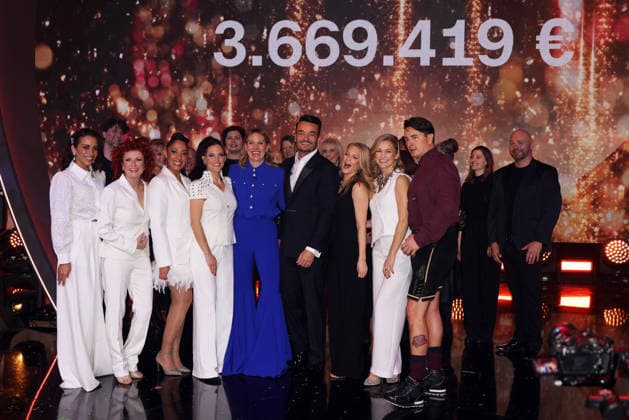 Die große Weihnachtsshow 2025 Moderator Giovanni Zarrella und Mitwirkende mit der gespendeten Summe auf der Leinwand. V.li. Nadja Benaissa, Lucy Diakovska, Jessica Wahls und Sandy Mölling von den No Angels, Evelyn Weigert, Giovanni Zarrella, Julia Lindholm, Linda Hesse, Andreas Gabalier). Die große Weihnachtsshow präsentiert von Giovanni Zarrella. ZDF-Live Sendung vom 04.12.2025 in der Baden-Arena Offenburg. Offenburg, Baden-Württemberg, Deutschland.