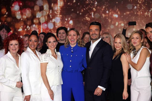 Die große Weihnachtsshow 2025 Moderator Giovanni Zarrella und Mitwirkende (No Angels, Evelyn Weigert, Julia Lindholm, Linda Hesse). Die große Weihnachtsshow präsentiert von Giovanni Zarrella. ZDF-Live Sendung vom 04.12.2025 in der Baden-Arena Offenburg. Offenburg, Baden-Württemberg, Deutschland.