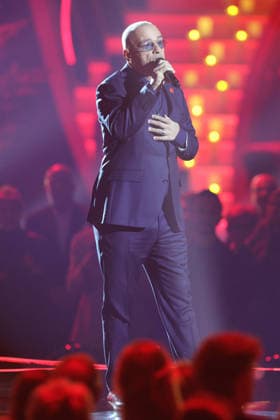 Die große Weihnachtsshow 2025 Eros Ramazzotti (italienischer Popsänger, Songwriter und Musikproduzent). Die große Weihnachtsshow präsentiert von Giovanni Zarrella. ZDF-Live Sendung vom 04.12.2025 in der Baden-Arena Offenburg. Offenburg, Baden-Württemberg, Deutschland.