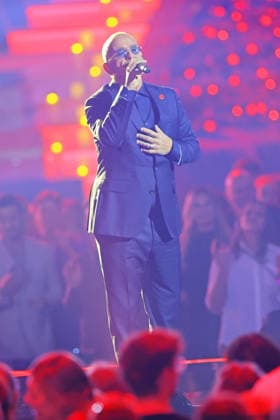 Die große Weihnachtsshow 2025 Eros Ramazzotti (italienischer Popsänger, Songwriter und Musikproduzent). Die große Weihnachtsshow präsentiert von Giovanni Zarrella. ZDF-Live Sendung vom 04.12.2025 in der Baden-Arena Offenburg. Offenburg, Baden-Württemberg, Deutschland.