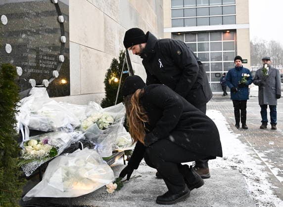 December 6, 2025, Montreal, Pq, Canada: People place white roses at a memorial plaque for the victims of the 1989 Ecole Polytechnique massacre in Montreal, Saturday, December 6, 2025. Today marks the 36th anniversary of the shooting by an anti-feminist which left 14 women dead and 13 others injured. Montreal Canada  - ZUMAc35_ 20251206_zaf_c35_009 Copyright: xGrahamxHughesx