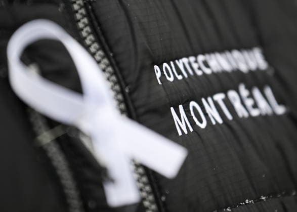 News Bilder des Tages December 6, 2025, Montreal, Pq, Canada: A white ribbon is shown on the jacket of a person during a memorial for the victims of the 1989 Ecole Polytechnique massacre in Montreal, Saturday, Dec 6, 2025. Today marks the 36th anniversary of the shooting by an anti-feminist that left 14 women dead and 13 others injured. Montreal Canada  - ZUMAc35_ 20251206_zaf_c35_012 Copyright: xGrahamxHughesx